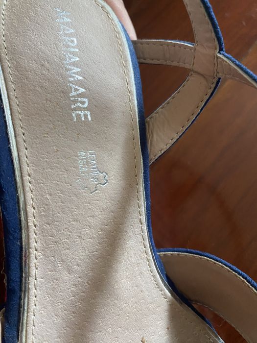 Sapato de salto compensado