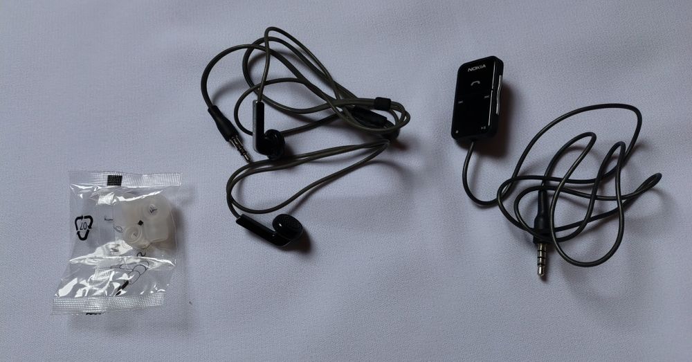 Nokia słuchawki + pilot + nakładki douszne (nowe)