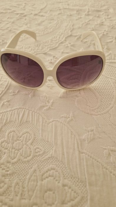 Óculos de sol brancos