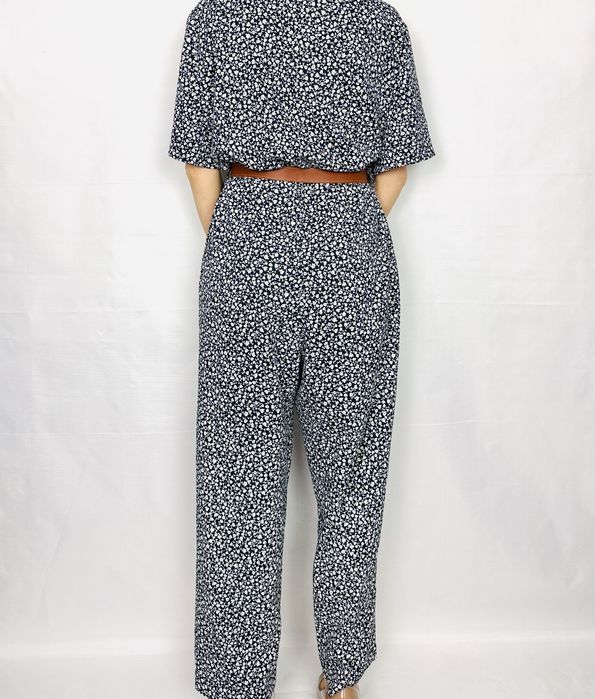 Granatowo-biały kombinezon w drobne kwiaty M 38