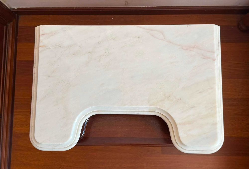 Cama de casal como o colchão e estrato  + duas mesinhas de cabeceiras com tampo de pedra