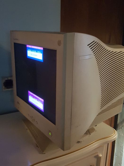 Monitor kineskopowy CRT LG Flatron 775FT mały defekt.