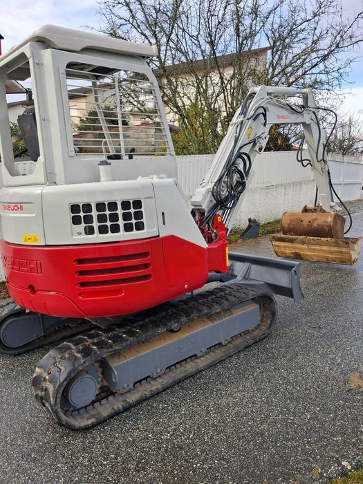 Mini Giratória  Mini Escavadora Takeuchi TB138FR