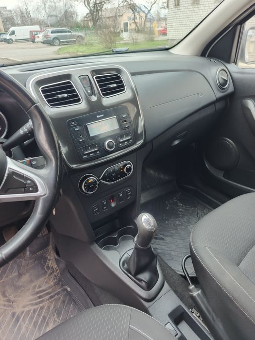 Продам Рено один хозяин с автосалона