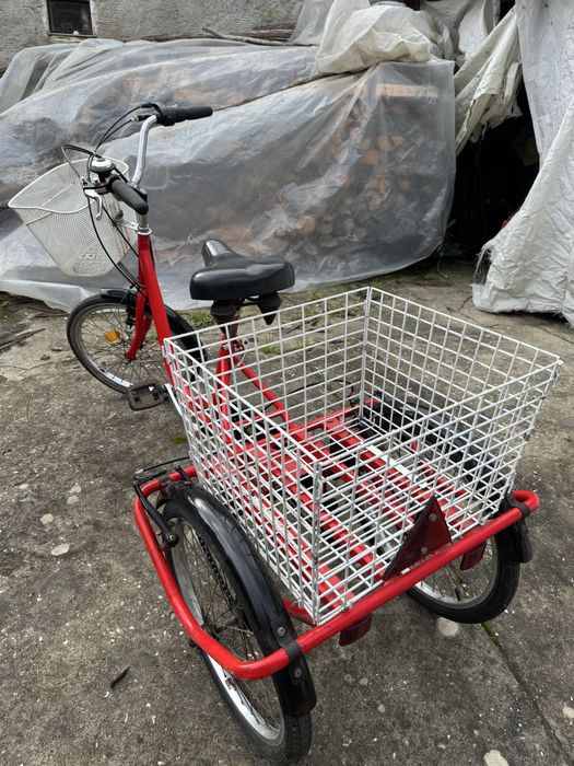 Triciclo vermelho em bom estado
