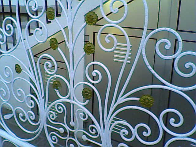 2 Camas únicas em ferro + Mesa de cabeceira + 2 colchões