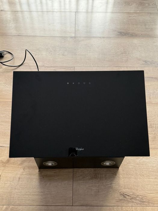 Okap kominowy, przyścienny Whirlpool AKR 037 G BL