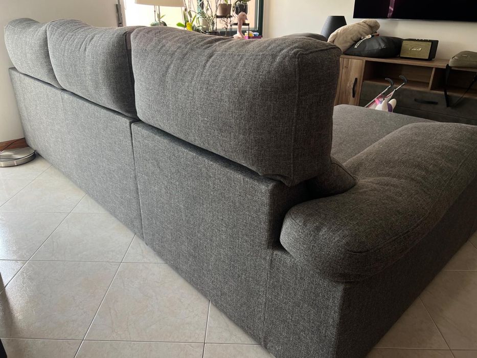 Sofá 3 lugares com chaise longue cinza, e extensao extra