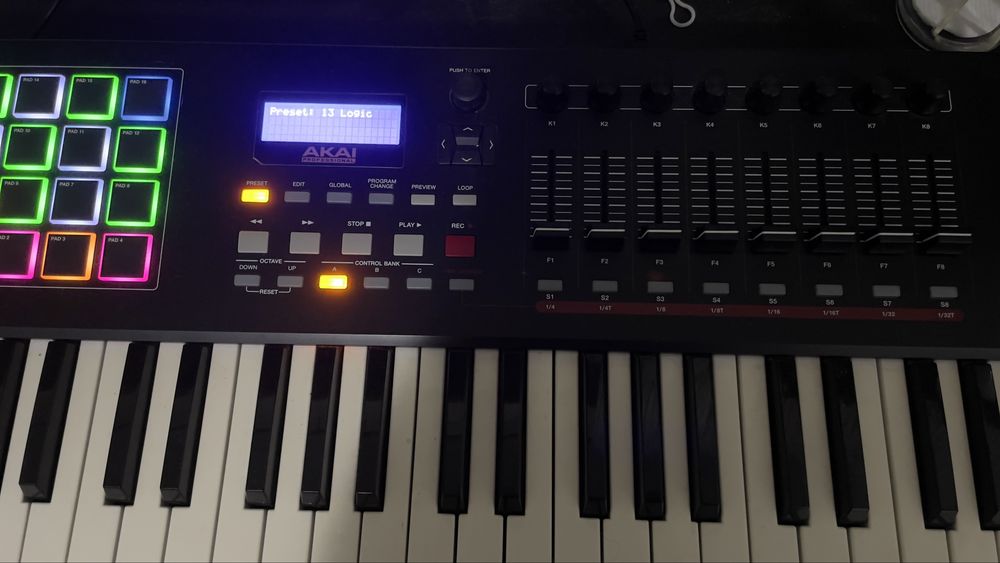 Akai Professional MPK261 – Teclado MIDI 61 Teclas, 16 Pads, Controlador USB