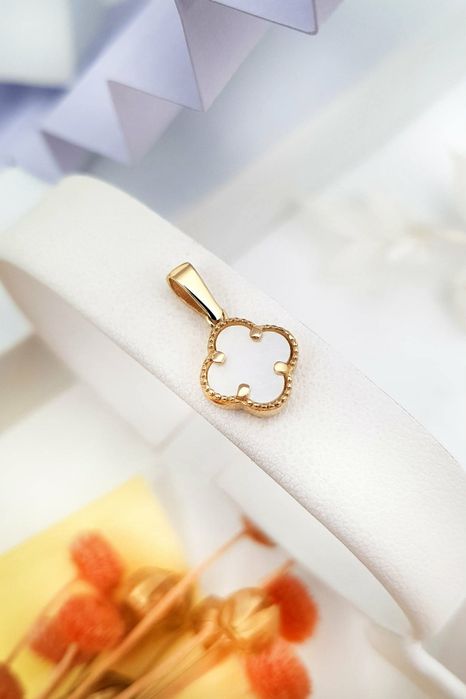 Złota zawieszka koniczynka marokańska z  masą perłową