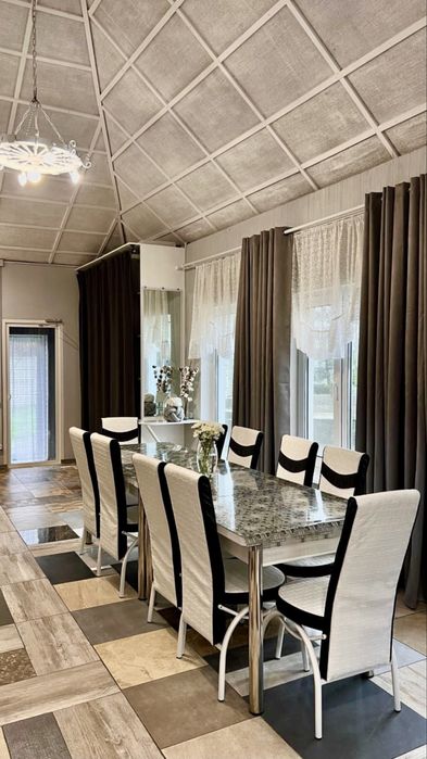 Подобова оренда великого будинку за містом з басейном з підігрівом