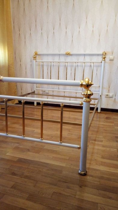 Cama   de estilo "Art Nouveau" feita de latão e ferro