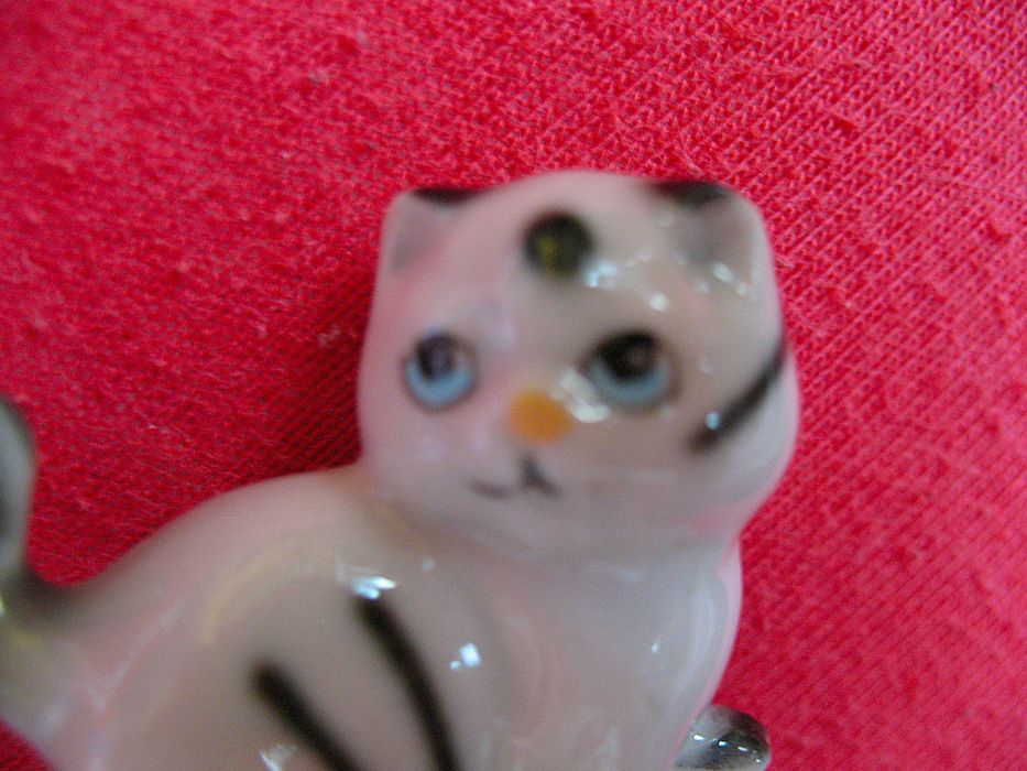 Kot - pręgowany kotek - porcelana - 3,5 x 4 x 2 cm Miniaturka