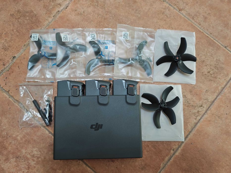 DJI AVATA 2 Fly More Combo (sem comando e óculos)