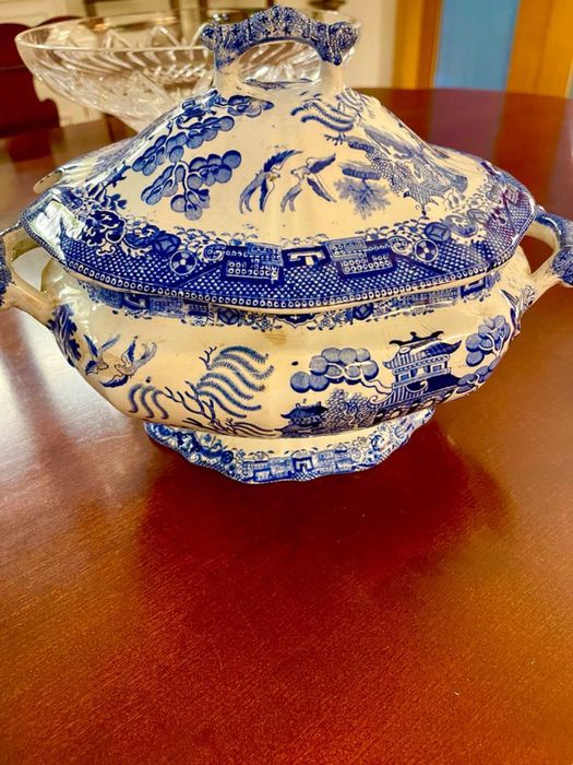 Terrina azul chinesa muito antiga com marcas de uso