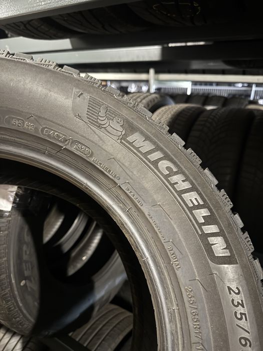 Шини зимові Б/У 235/65R17 Michelin X-Ice North 4SUV Шиповані