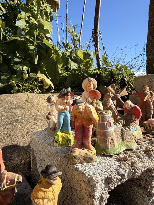 Conjunto de 25 figuras de presépio em barro