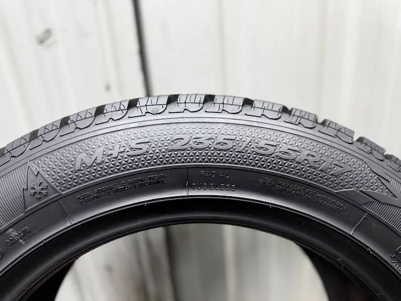 Шини бу 235 55 R17 Goodyear UltraGrip Wrangler