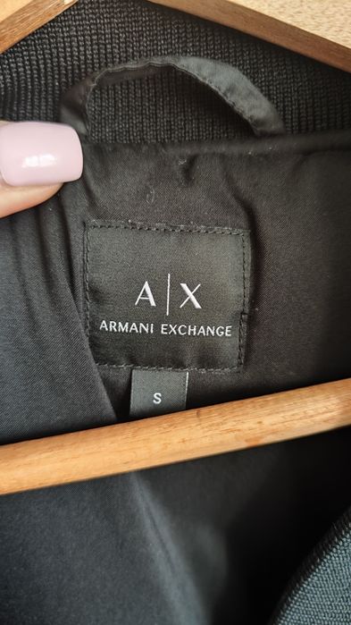 Przejściowa kurtka firmy Armani Exchange
Biust