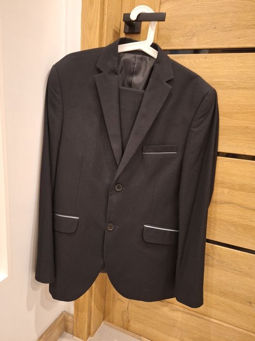 Sprzedam czarny garnitur