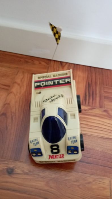 Brinquedo a pilhas carro que anda à roda