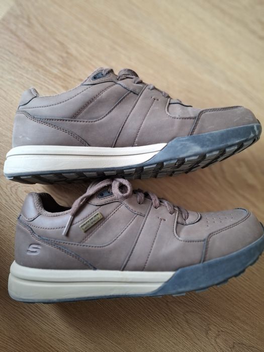 Sapatos impermeáveis SKECHERS Castanhos impermeáveis, número 44.
