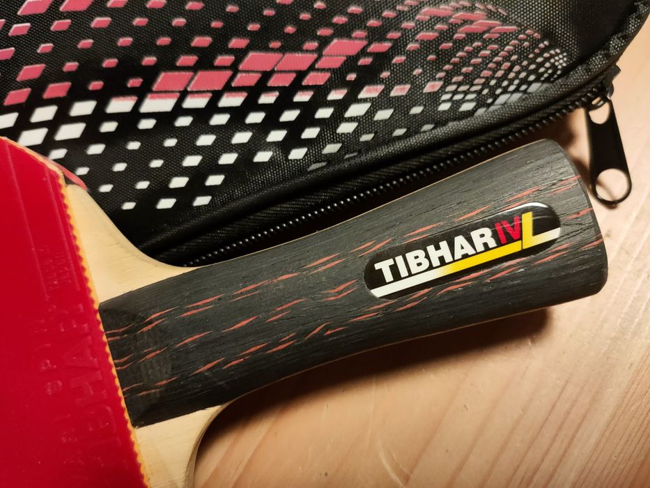 Rakietka Tibhar do ping ponga z sygnowanym pokrowcem + 2 piłeczki