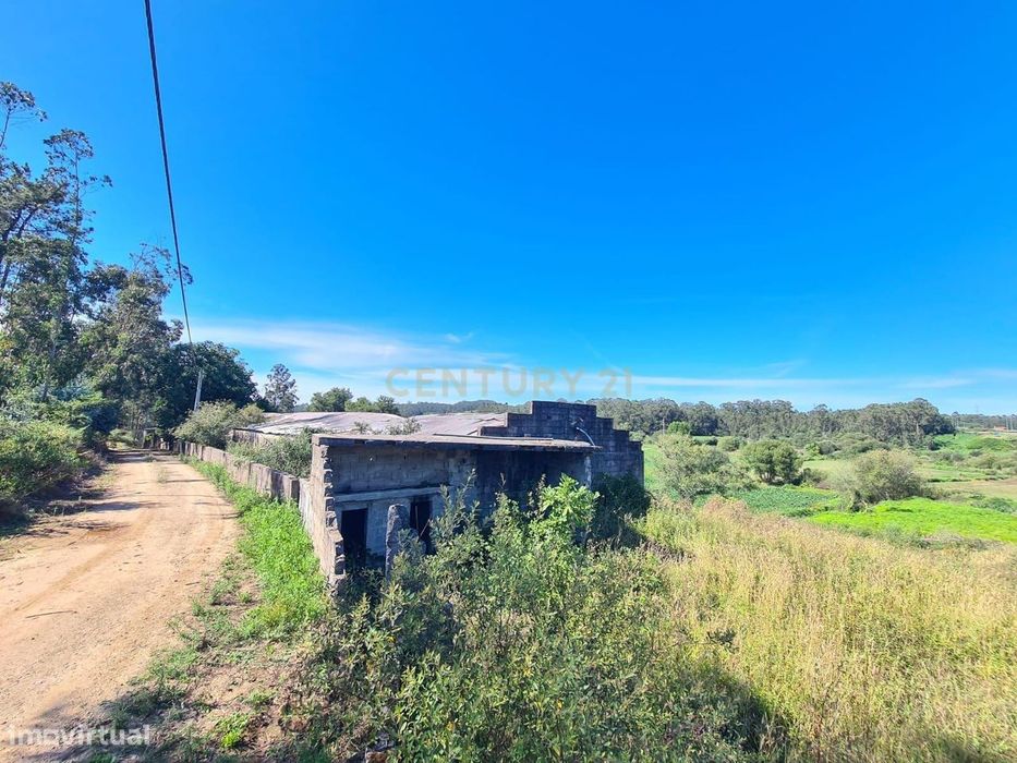 Terreno com Pavilhão Industrial em Barqueiros