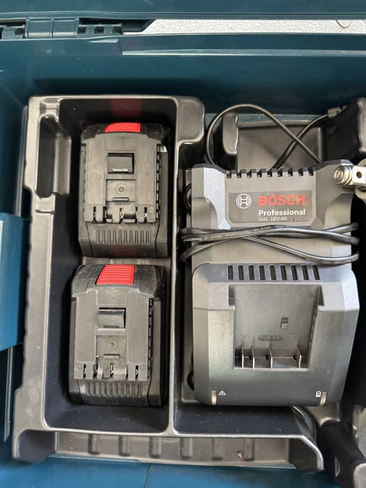 Bosch Professional GDS 18V-300 com 2 baterias 4Ah + carregador + caixa