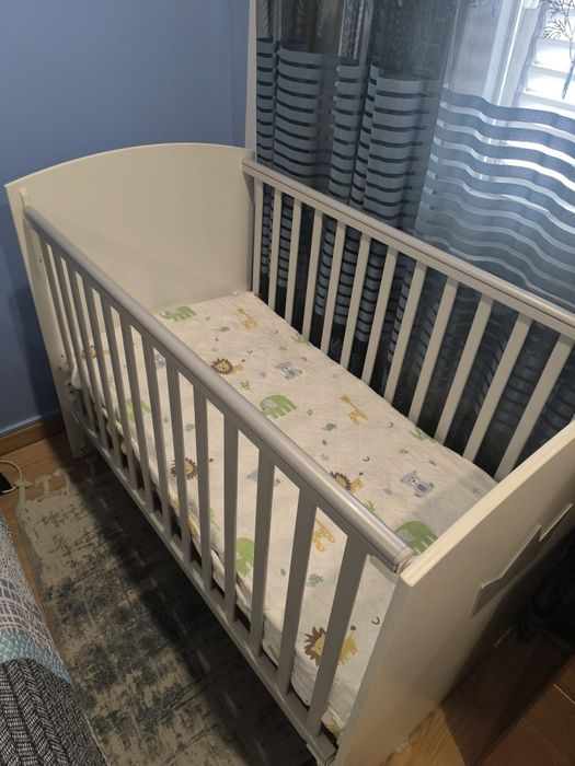 Berço com grade regulável
