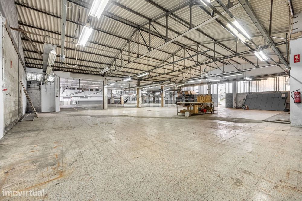 Armazém ao centro de São João da Madeira