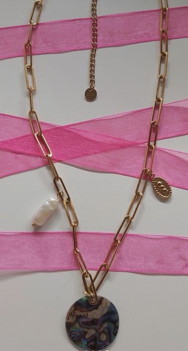 Colar dourado, em aço, com 3 pingentes, o central em madrepérola.