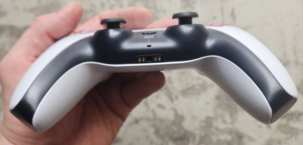 Pad do PS5 z analogami TMR