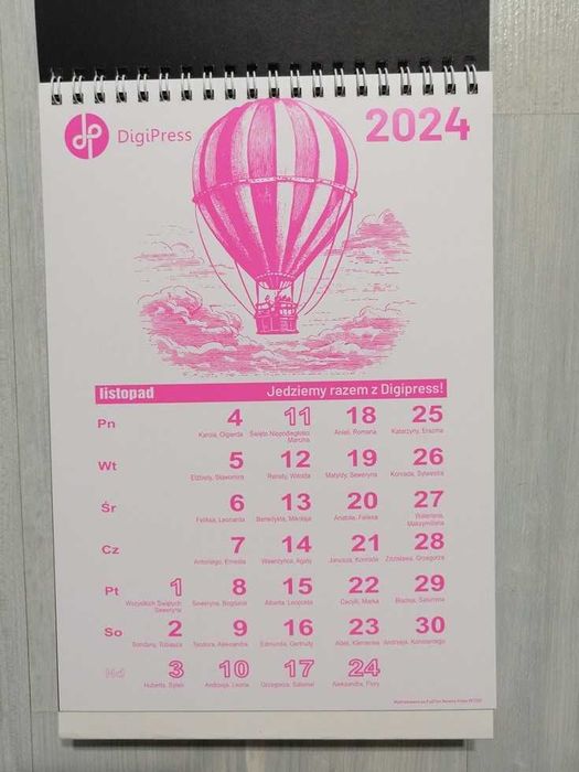Kalendarz stojący, na biurko na 2024 r. Grafiki środków lokomocji.