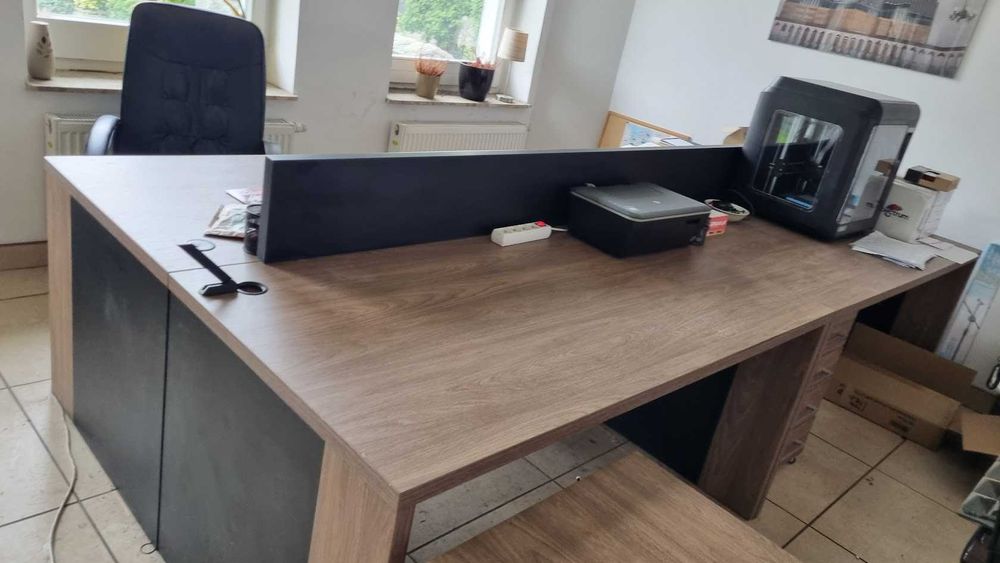 Zestaw 4 biurek i 4 szafki z szufladami