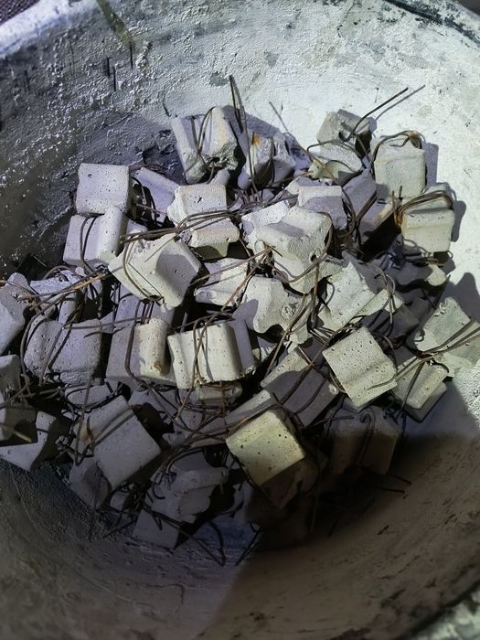 Podkładki dystanse do zbrojenia betonowe kostki plastikowe