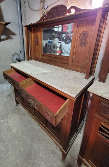 Aparador arte-nova da década de 40 do século XX