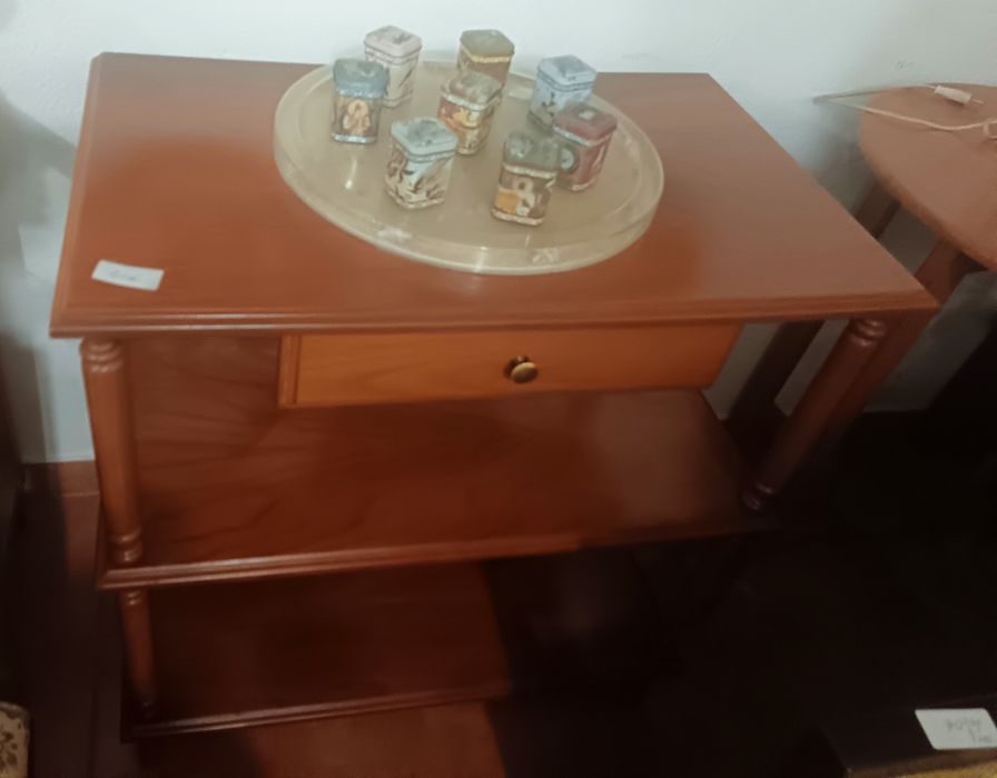 Mesa de apoio com gaveta
