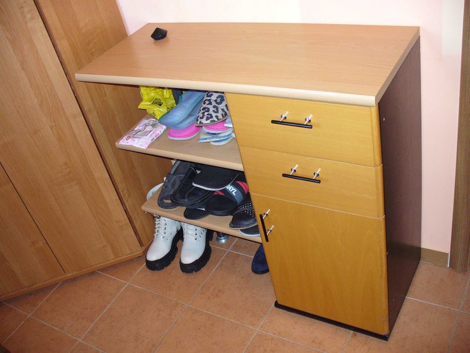 Komoda z półkami do przedpokoju.