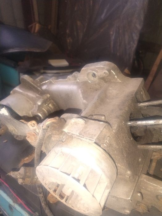 Продам скутер по запчастинам є 2-ва двигуни