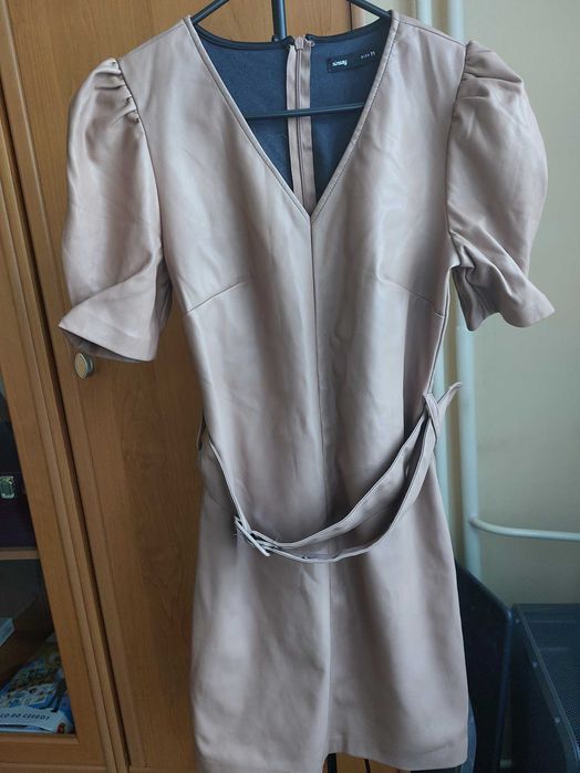 Sukienka na różne okazje a'la skóra