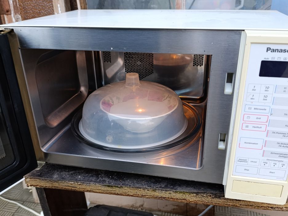 Продам микроволновку Панасоник в отличном состоянии  .