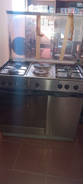 Fogão Misto Zanussi em Inox (4 Bicos a Gás + 2 Placas Elétricas) com Forno