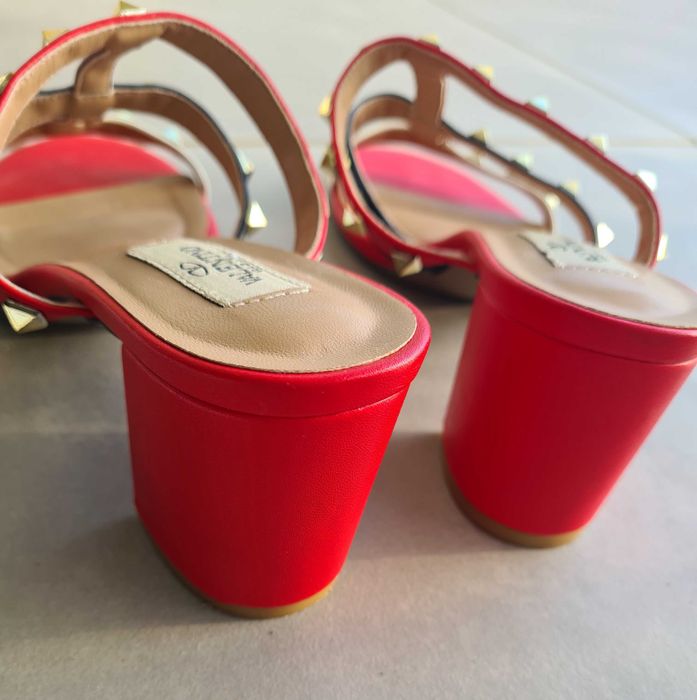 Sandálias Valentino tam.40 com tachas vermelhas salto médio