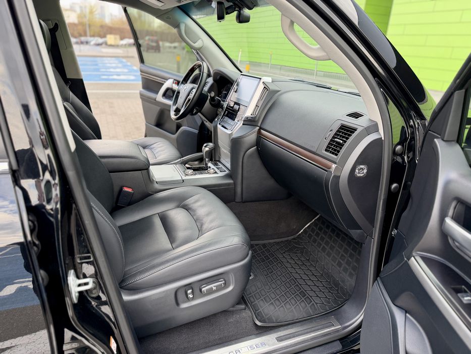 Toyota Land Cruiser 200 4.6 AT 2019 Official