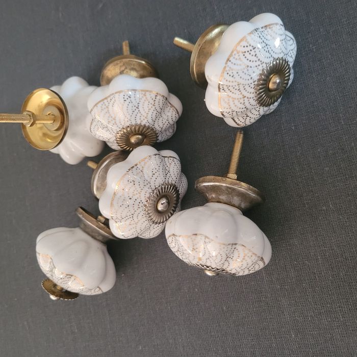 Uchwyty/ gałki do mebli