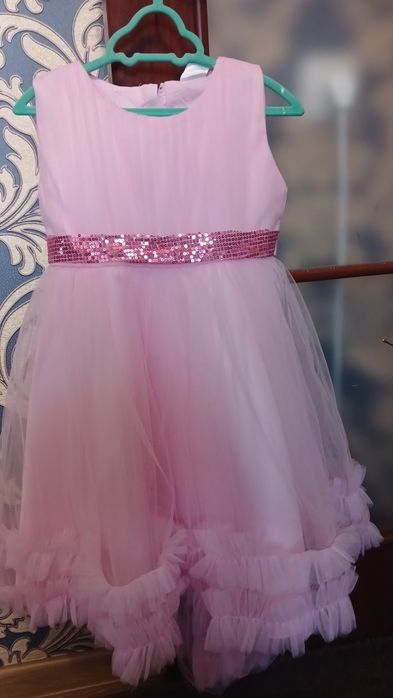 Прекрасна сукня для дівчинки 5 років