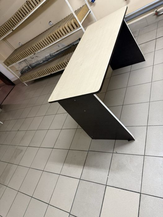 Продам столи компʼютерні письмові (офісні) та інші.  Крісла на колесах