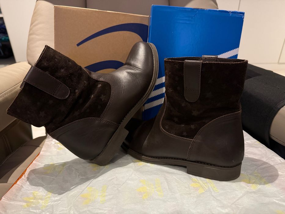 Botas de pele e camurça