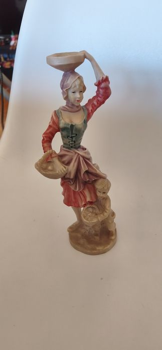 Estatueta femenina com criança 28 cm
